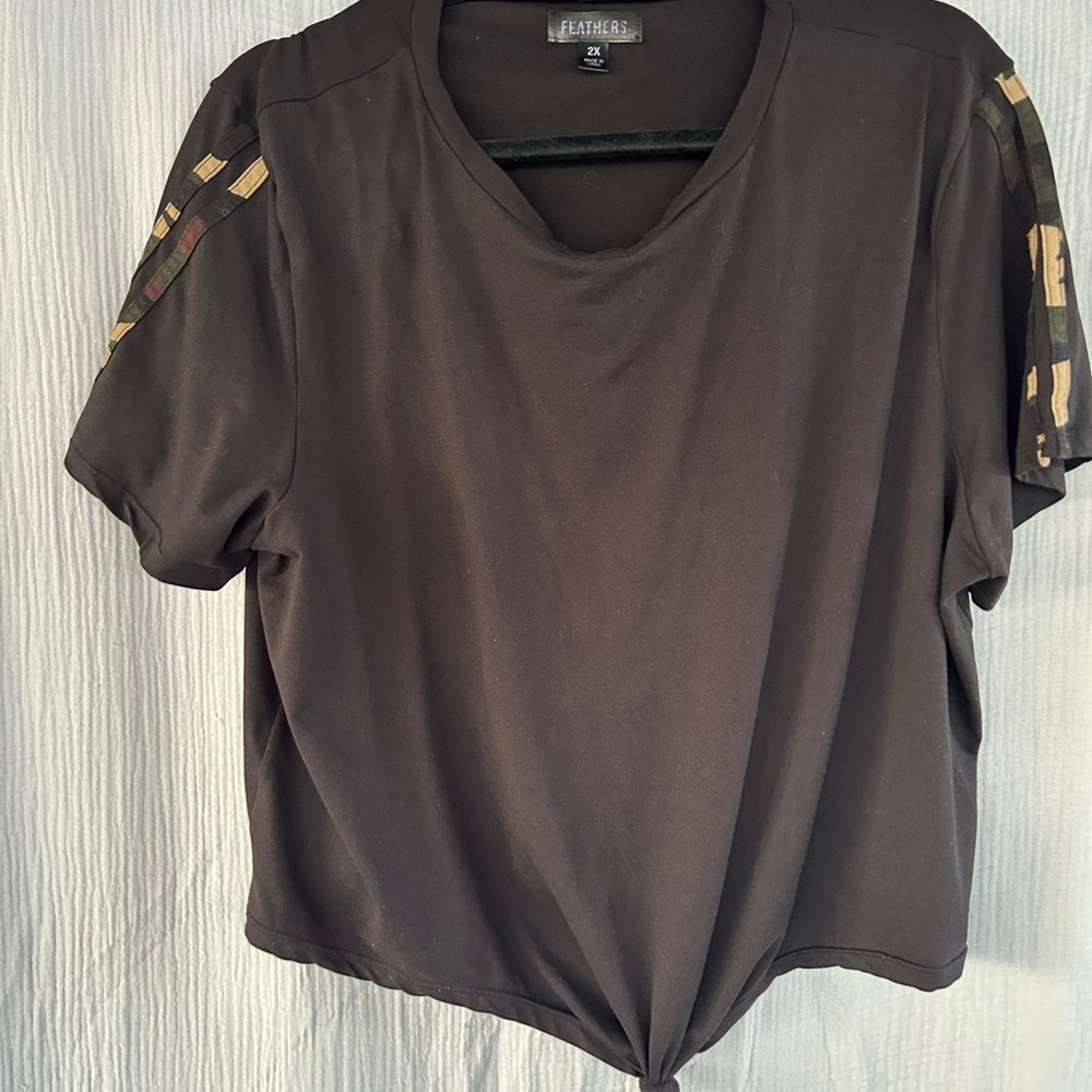 Feathers Black Short-Sleeve Knot Front Tee with Camo Accent 2X